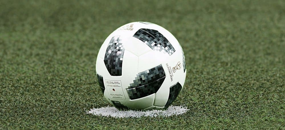 Một quả bóng đá tiêu chuẩn đem ra thi đấu có trọng lượng 410-460g